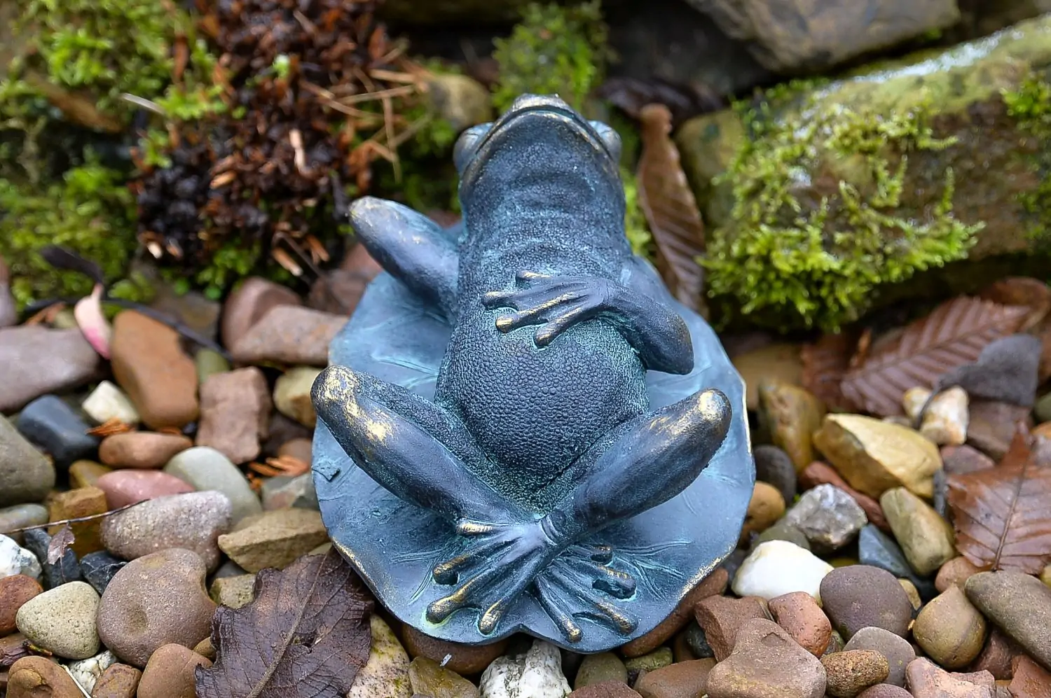 Artikelbild 3 des Artikels “Relaxter Frosch auf Wasserlilienblatt – ca. 16 cm, Bronzeoptik “